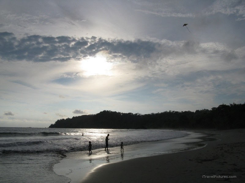 Playa Espadilla Sur beach kite reflection